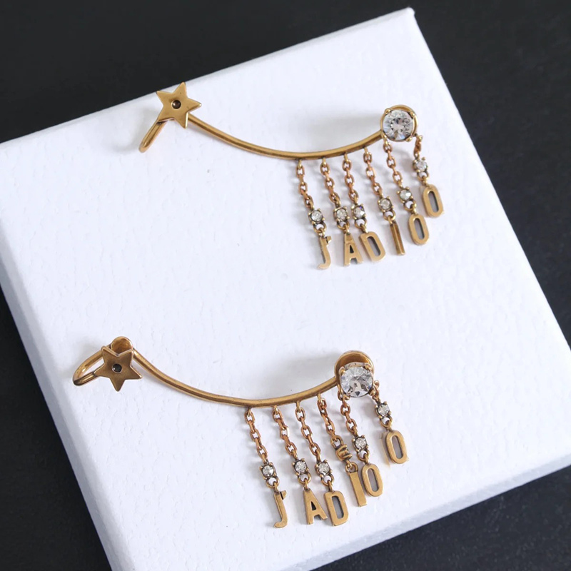 Fashion fashion brand high version Star Diamond retro letter Earrings designed for women's Party Wedding luxury jewelry for brides with box
Fashion fashion brand high version Star Diamond retro letter Earrings designed for women's Party Wedding luxury jewelry for brides with box