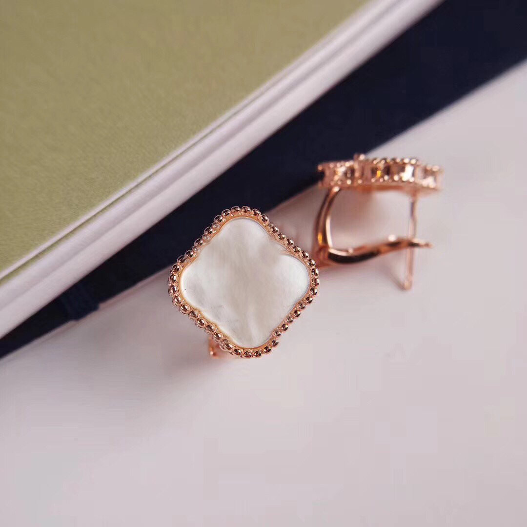 Luxury Stud Earrings Designer Love Earring Cleef Jewelry Gift Party Clover Screw Wedding Van Couple Fashion carti very good 0056
Luxury Stud Earrings Designer Love Earring Cleef Jewelry Gift Party Clover Screw Wedding Van Couple Fashion carti very good 0056