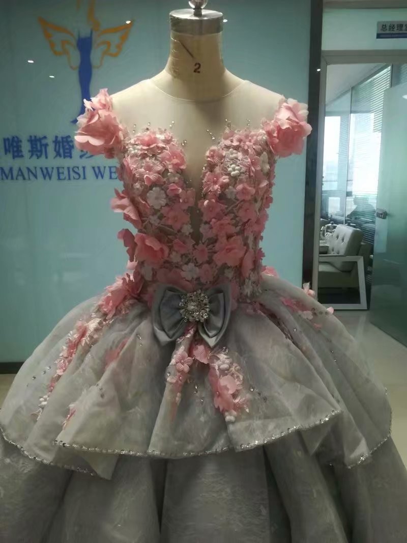 Floral Luxury Wedding Dresses Ball Gown Lace Habd Made Flower Beads Crystal Church Bridal Gowns Custom Made Tired Sweep Train Robe De Mariee