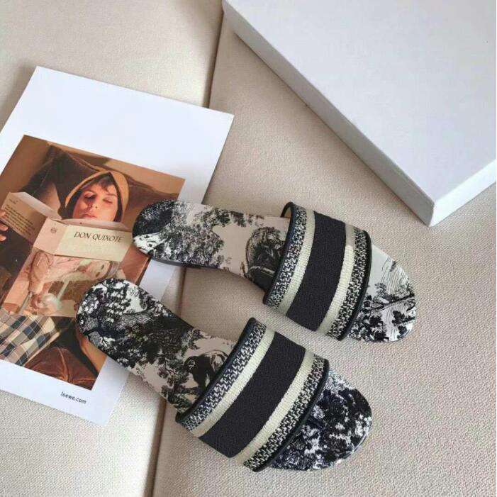 Womens Slippers Summer Embroidery Sandal Floral Brocade fashion Flip Flops Striped Beach Genuine Leather Dazzle Flowers Slipper with box, 33
Womens Slippers Summer Embroidery Sandal Floral Brocade fashion Flip Flops Striped Beach Genuine Leather Dazzle Flowers Slipper with box, 33