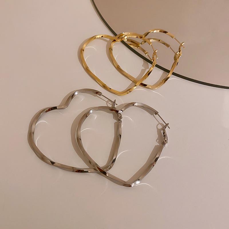 Hoop & Huggie 2022 Europe And America Big Heart Metal Trendy Personality Earrings For Women Fashion Jewelry Simple Oorbellen Brincos, Golden;silver
Hoop & Huggie 2022 Europe And America Big Heart Metal Trendy Personality Earrings For Women Fashion Jewelry Simple Oorbellen Brincos, Golden;silver