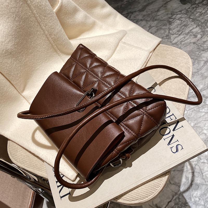 Premium Texture Bag Female 2021 New Trendy Wild Niche Messenger Bag Fashion Net Red One-shoulder Small Square, Black
Premium Texture Bag Female 2021 New Trendy Wild Niche Messenger Bag Fashion Net Red One-shoulder Small Square, Black