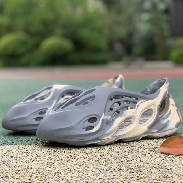 Foam Runner MXT Moon Grey Kanyes Shoes Men Women GV7904 color scheme light brown hue around the sole and mi nmR YEZZIES YEEZIES BOOST 350 V2, Black
Foam Runner MXT Moon Grey Kanyes Shoes Men Women GV7904 color scheme light brown hue around the sole and mi nmR YEZZIES YEEZIES BOOST 350 V2, Black