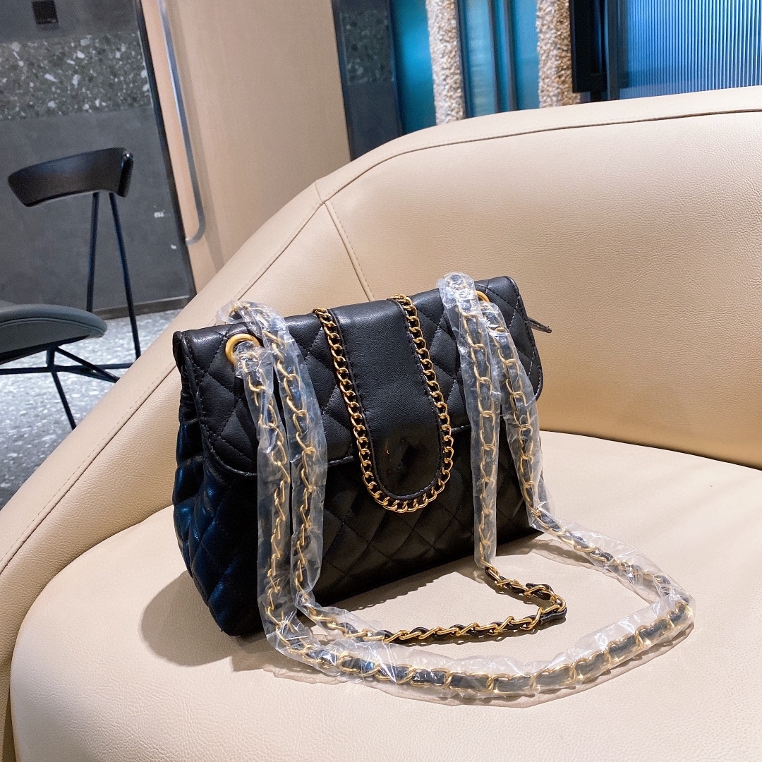 Brand new style female bag, chain rhombus style is super beautiful with logo, with gift box packaging, size 25*10*18cm
Brand new style female bag, chain rhombus style is super beautiful with logo, with gift box packaging, size 25*10*18cm