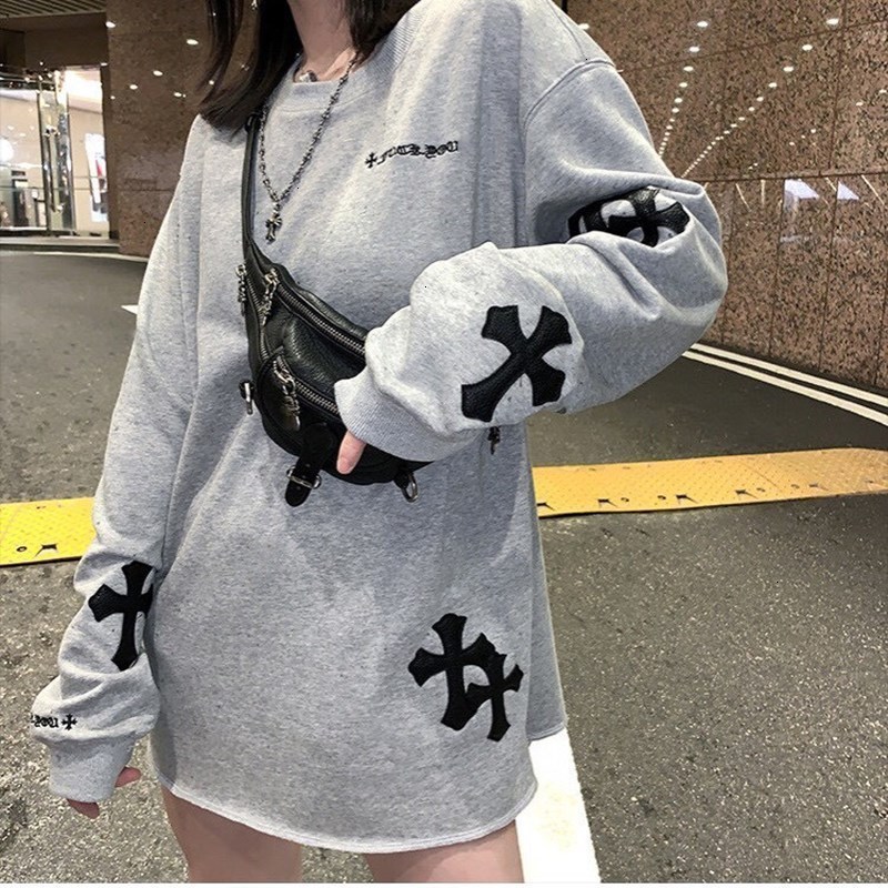 Crochin New Leather Cross Embroidered Letter Two Color Crew Neck Sweater Black Grey Mesh Red Loose
Crochin New Leather Cross Embroidered Letter Two Color Crew Neck Sweater Black Grey Mesh Red Loose