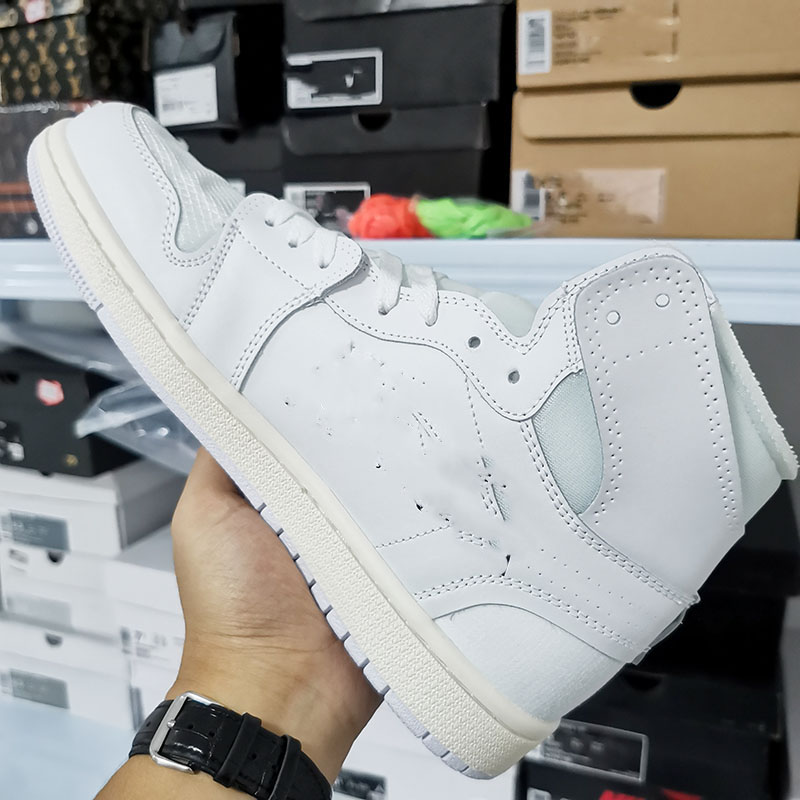 with box 2020 new Officially revealed anniversary collaboration Grey White French fashion style label Kim Jones Sneaker shoe size, Black;red
with box 2020 new Officially revealed anniversary collaboration Grey White French fashion style label Kim Jones Sneaker shoe size, Black;red