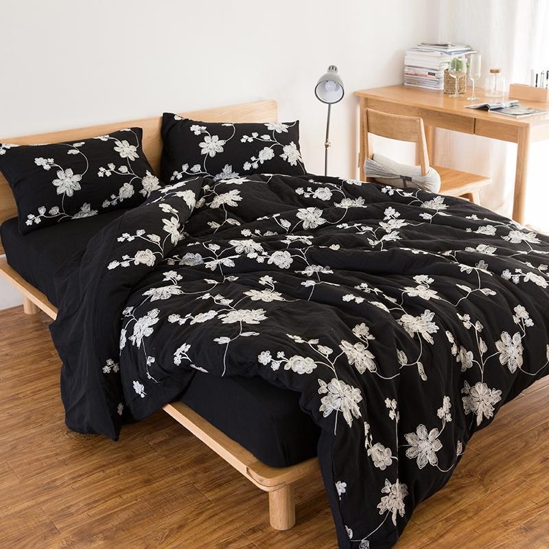 New Black Floral embroidery Bedding Set Cotton yarn fitted Sheets Duvet Cover Flat Home Textile ladys Bedroom Bed Set Juegos1
New Black Floral embroidery Bedding Set Cotton yarn fitted Sheets Duvet Cover Flat Home Textile ladys Bedroom Bed Set Juegos1