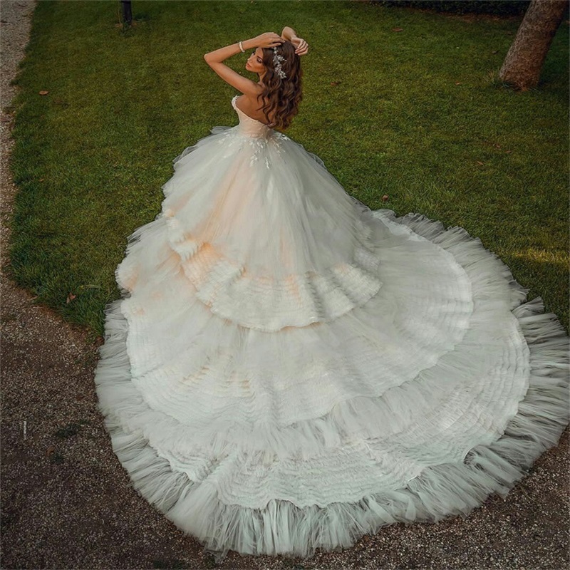Gorgeous A Line Wedding Dresses Appliqued Lace Sweetheart Tired Ruffles Chapel Wedding Gown Custom Made Sweep Train Robes De Mariée