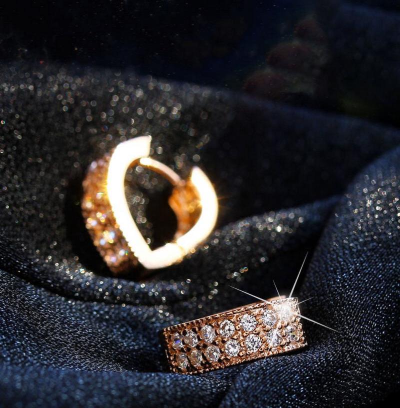 Hot Sale heart Silver Plated Hoop Earrings Crystal Circle Mosaic Full Cubic Zirconia Female Silver Jewelry Ear Buckle
Hot Sale heart Silver Plated Hoop Earrings Crystal Circle Mosaic Full Cubic Zirconia Female Silver Jewelry Ear Buckle