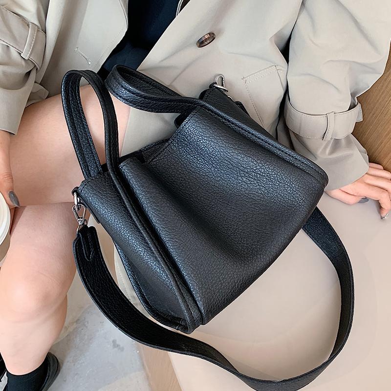 2021 winter PU Leather Shoulder Bag Women 2021 Crossbody Handbags and Purses Female Travel Luxury Trending Cross Body Bag, Beige
2021 winter PU Leather Shoulder Bag Women 2021 Crossbody Handbags and Purses Female Travel Luxury Trending Cross Body Bag, Beige