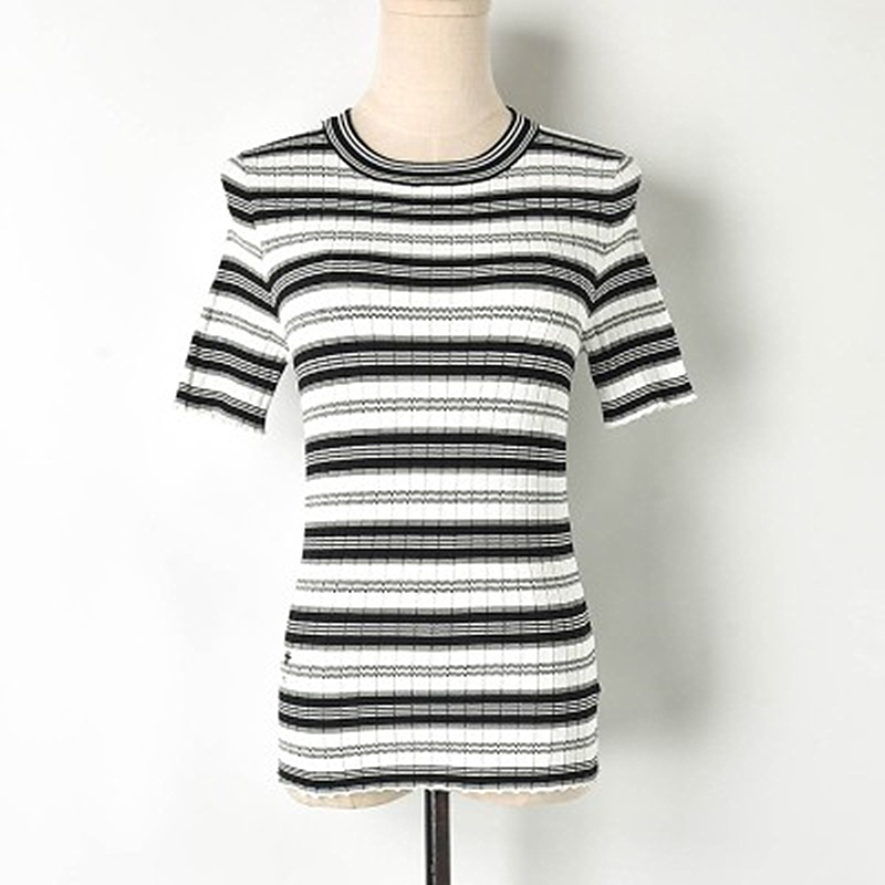 New 2020 Summer Small, Striped Contrast Perfume Embroidered Bee Sweater Feminine Thin Wool Trend Xjfy, Red and white.
New 2020 Summer Small, Striped Contrast Perfume Embroidered Bee Sweater Feminine Thin Wool Trend Xjfy, Red and white.