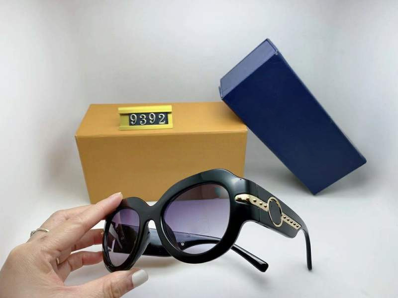 2021 NEW MILLIONAIRE Sunglasses for men women Square frame Vintage 9392 sunglasses for unisex Shiny Gold Hot sell Gold plated Top quality, White;black
2021 NEW MILLIONAIRE Sunglasses for men women Square frame Vintage 9392 sunglasses for unisex Shiny Gold Hot sell Gold plated Top quality, White;black