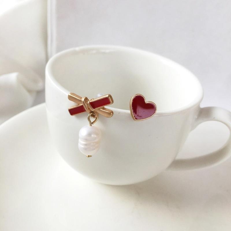Personality Sweet Metal Dripping Oil Love Cross Imitation Pearl Asymmetry Earrings Fashion Girl Women's Jewelry Accessories
Personality Sweet Metal Dripping Oil Love Cross Imitation Pearl Asymmetry Earrings Fashion Girl Women's Jewelry Accessories