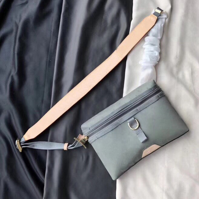 2020 Autumn Winter Messenger bag women crossbody real leather canvas desginers Bags ladies outdoor handbags bag totes size:26x18x4CM
2020 Autumn Winter Messenger bag women crossbody real leather canvas desginers Bags ladies outdoor handbags bag totes size:26x18x4CM