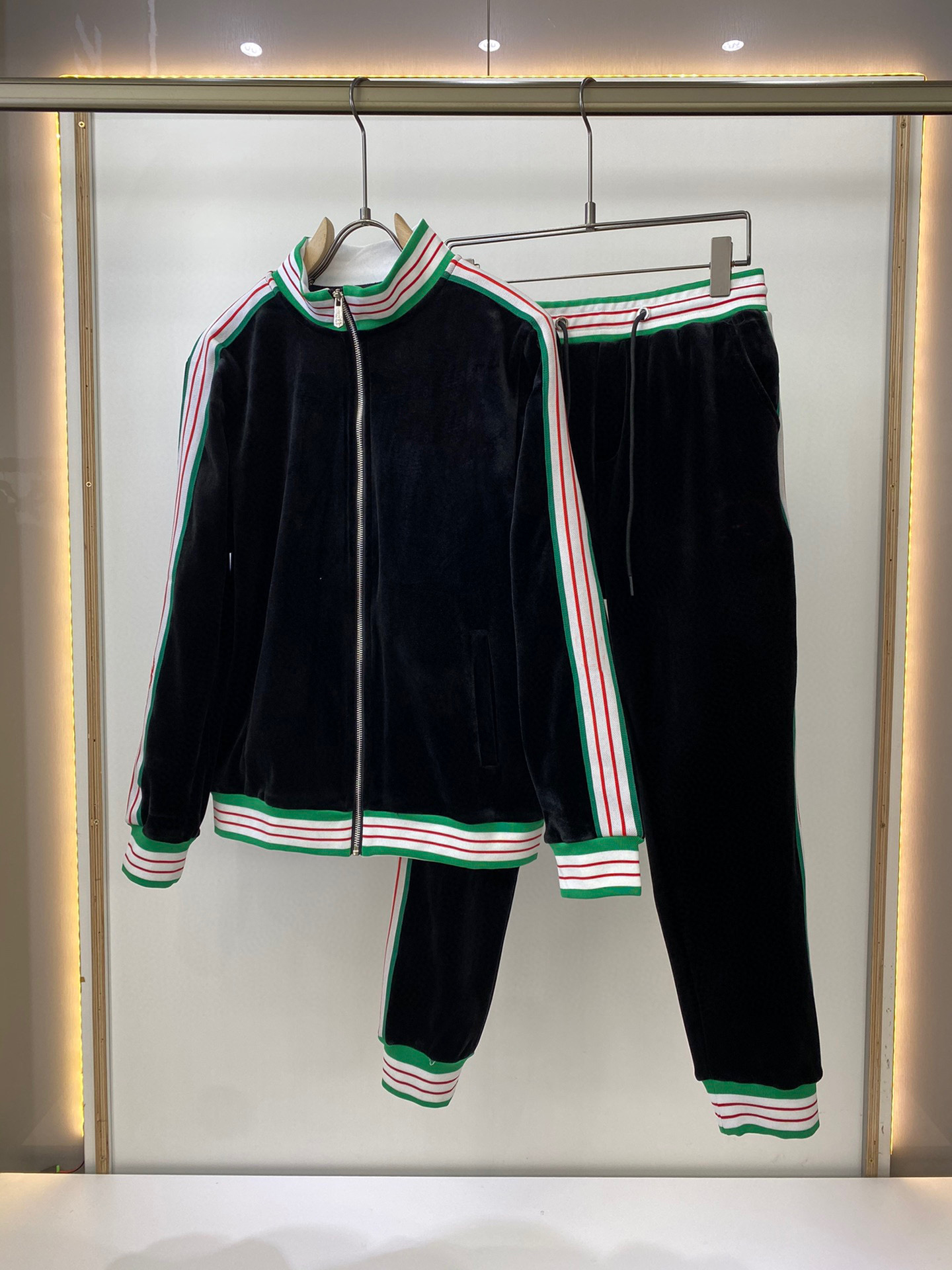 22ss mens women designers tracksuits Velvet Red green stripe pleuche material Streetwear Windbreaker fashion tracksuit men designer black M-3XL, Customize
22ss mens women designers tracksuits Velvet Red green stripe pleuche material Streetwear Windbreaker fashion tracksuit men designer black M-3XL, Customize