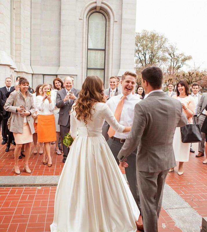 Vintage Long Sleeves Dresses Lace V Neck Scalloped Satin A Line Sweep Train Covered Buttons Back Country Wedding Gown Vestidos