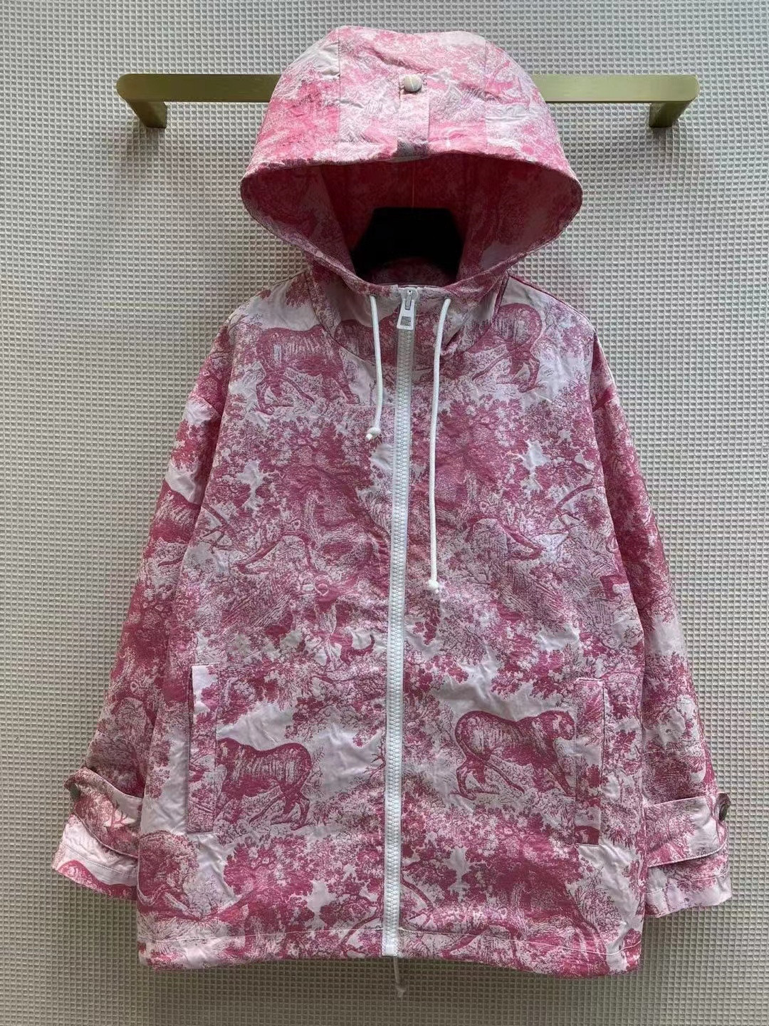 Milan Runway Jackets 2022 Spring Pink Hooded Long Sleeve Casual Women' Coats Designer Brand Same Style Outerwear 0211-3, Black
Milan Runway Jackets 2022 Spring Pink Hooded Long Sleeve Casual Women' Coats Designer Brand Same Style Outerwear 0211-3, Black