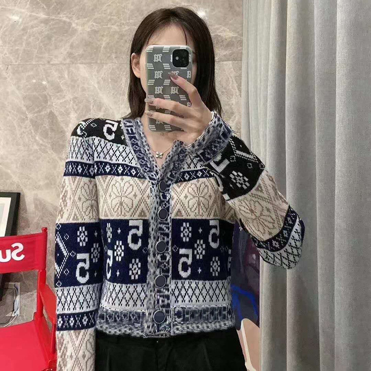 Stripped Wool Low-necked Sweater Cardigan for Style 2021 Autumn Winter Costume Designer Luxury Woman V1wr, Short cardigan.
Stripped Wool Low-necked Sweater Cardigan for Style 2021 Autumn Winter Costume Designer Luxury Woman V1wr, Short cardigan.
