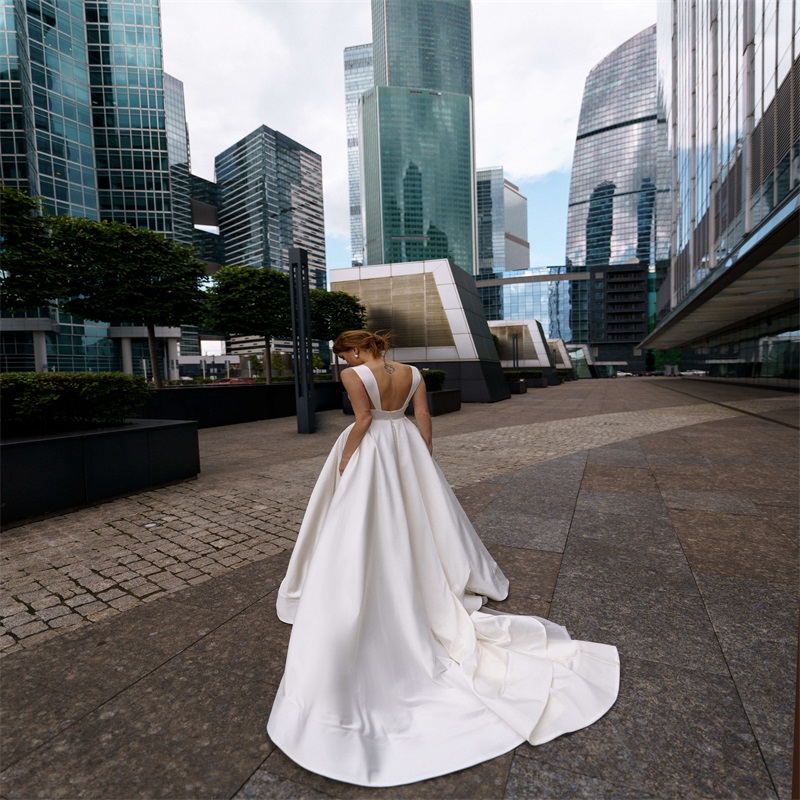 Gorgeous Wedding Dresses Spaghetti Sleeveless Lace Applique Beads A-line Bridal Gowns Sweep Train Sexy Backless Custom Made Wedding Dress