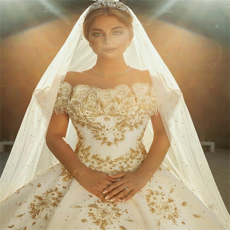 Gold Ball Gown Wedding Dresses Princess Appliqued Lace Sequins Beads Bridal Gowns Custom Made Ruched Satin Sweep Train Abiti Da Sposa