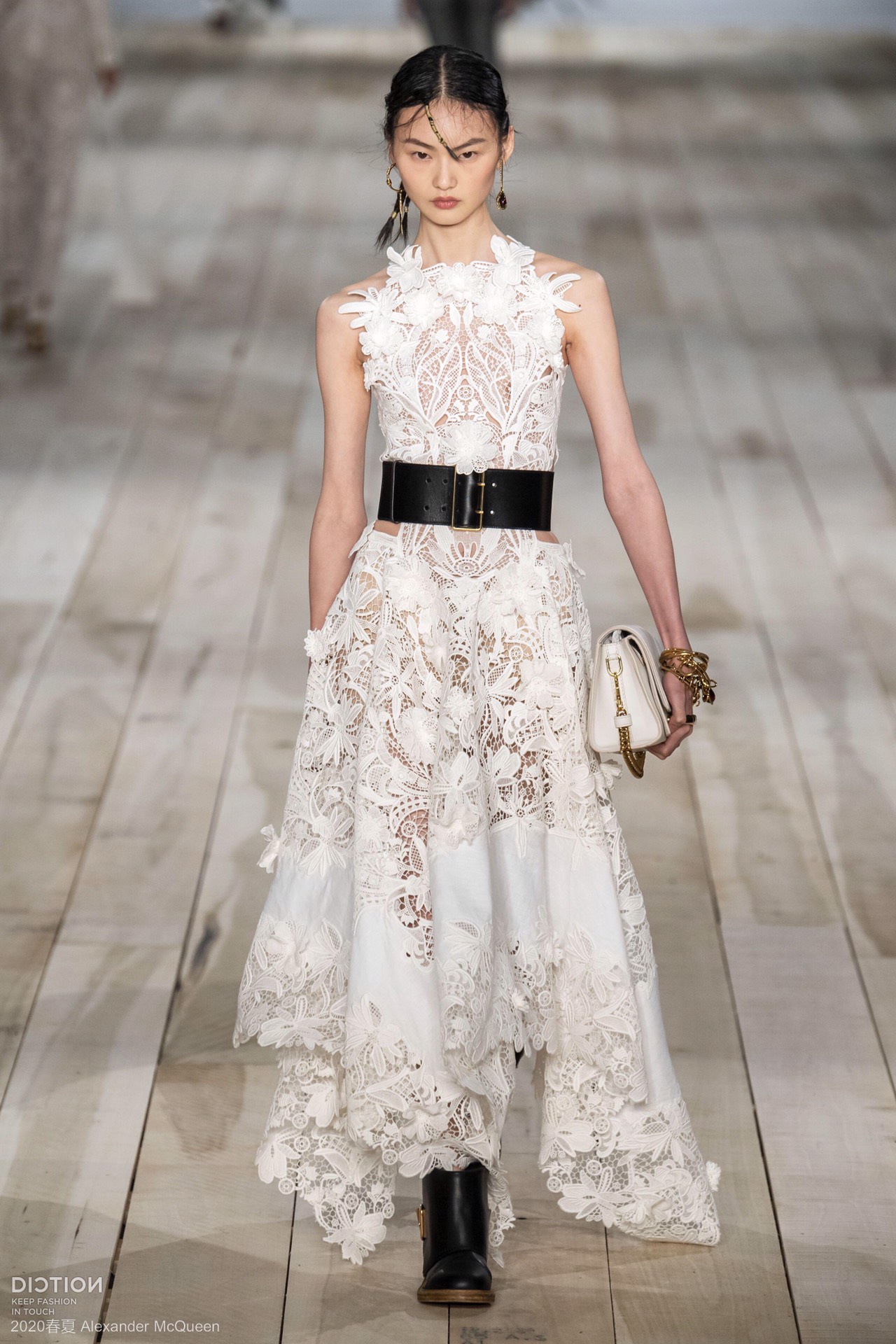 2021 spring/summer new fashion catwalk show hollow-out water-soluble flower irregular cut halter sleeveless slim dress, White
2021 spring/summer new fashion catwalk show hollow-out water-soluble flower irregular cut halter sleeveless slim dress, White