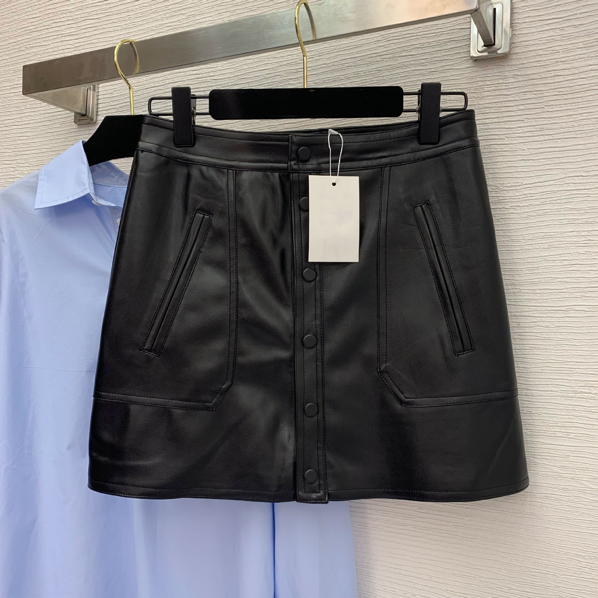 Autumn and winter 2020 new letter printed single breasted slim A-line skirt PU leather skirt, Black 
Autumn and winter 2020 new letter printed single breasted slim A-line skirt PU leather skirt, Black