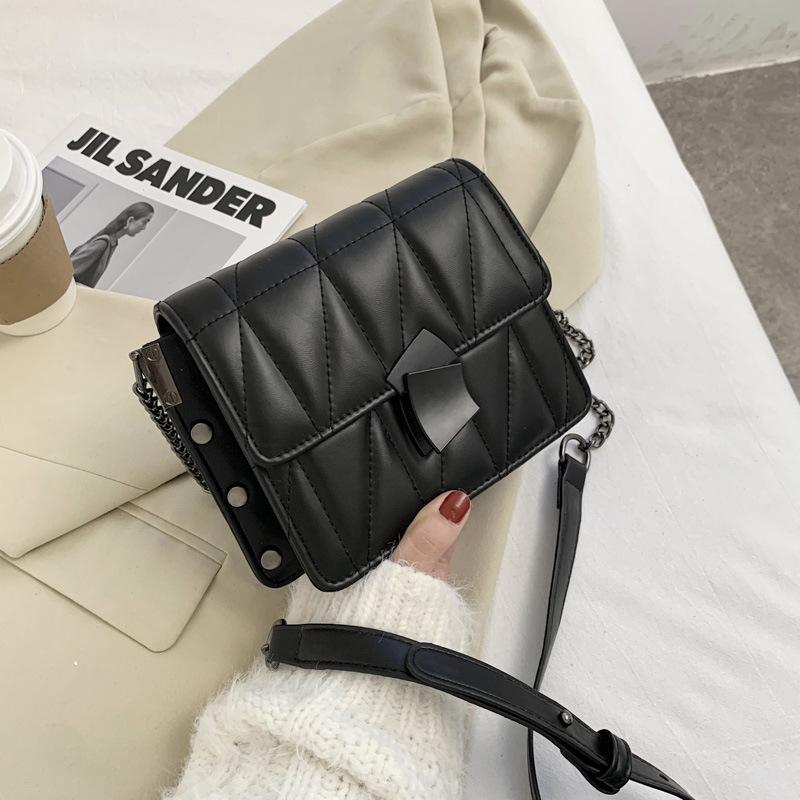 High-quality Ladies Rhombic Rivet Bag 2021 New Fashion Female Bag Korean Version of The Net Red Messenger Small Square, Black
High-quality Ladies Rhombic Rivet Bag 2021 New Fashion Female Bag Korean Version of The Net Red Messenger Small Square, Black