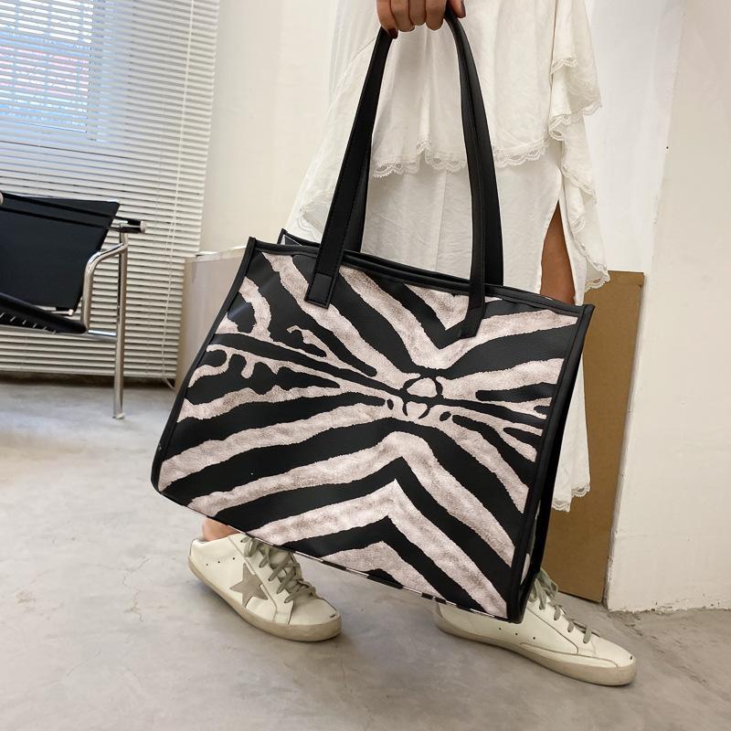 Large-capacity women's bag 2021 women's bag one-shoulder handbag
Large-capacity women's bag 2021 women's bag one-shoulder handbag