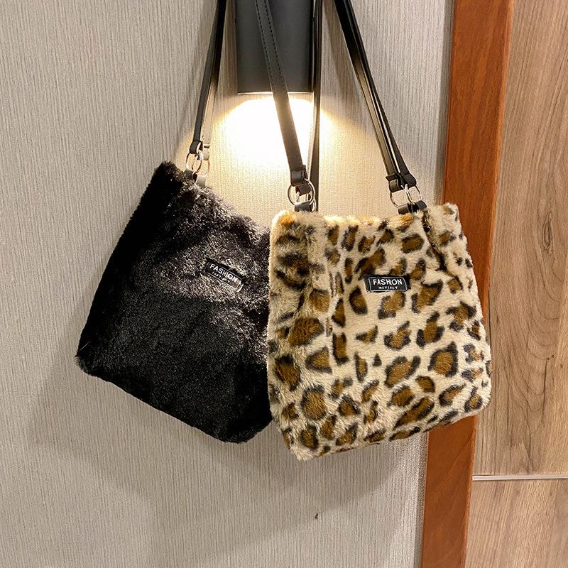 Faux Fur Women's Leisure Bag Animal Prints New Fashion Versatile Plush One Shoulder Messenger Bag Can Store Personal Belongings
Faux Fur Women's Leisure Bag Animal Prints New Fashion Versatile Plush One Shoulder Messenger Bag Can Store Personal Belongings