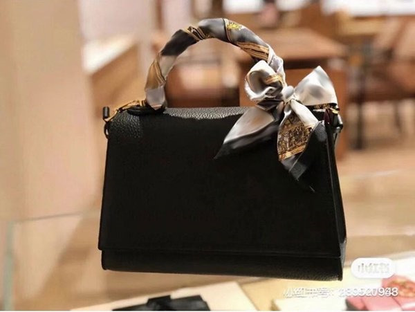 Women Designers tote 5 + handbags Luxurys LULU twist Bags 2021 envelope bag classic fashion hourglass package original box wallet small, Pink
Women Designers tote 5 + handbags Luxurys LULU twist Bags 2021 envelope bag classic fashion hourglass package original box wallet small, Pink