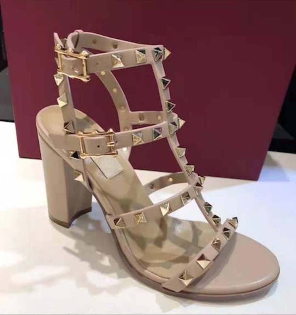 Classics Women shoes Sandals fashion Beach Thick bottom heels Alphabet lady Sandals Leather High heel shoes slides 47, Box
Classics Women shoes Sandals fashion Beach Thick bottom heels Alphabet lady Sandals Leather High heel shoes slides 47, Box