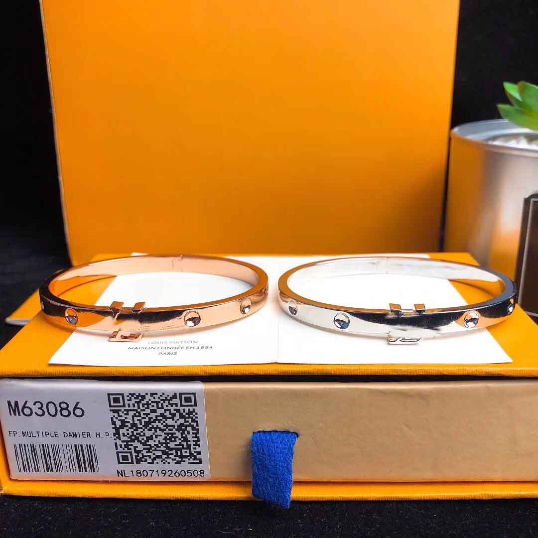 Top quality 316L stainless steel charm bracelet in three colors plated for women wedding jewelry have box stamp PS8275270N
Top quality 316L stainless steel charm bracelet in three colors plated for women wedding jewelry have box stamp PS8275270N
