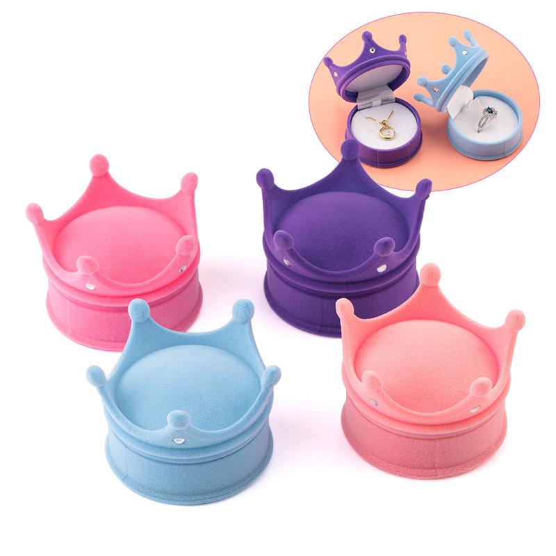 1 Piece Lovely Crown Shape Velvet Jewelry Box Wedding Engagement Ring Box Display Gift Holder for Earrings Necklace Bracelet
1 Piece Lovely Crown Shape Velvet Jewelry Box Wedding Engagement Ring Box Display Gift Holder for Earrings Necklace Bracelet