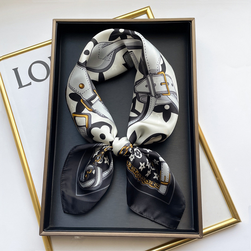 20style 70-70cm Designer Letters Chain Print Floral Silk Scarf for Women Luxury Classic Handle Bag Ribbon Scarves Paris Shoulder Tote Luggage
20style 70-70cm Designer Letters Chain Print Floral Silk Scarf for Women Luxury Classic Handle Bag Ribbon Scarves Paris Shoulder Tote Luggage