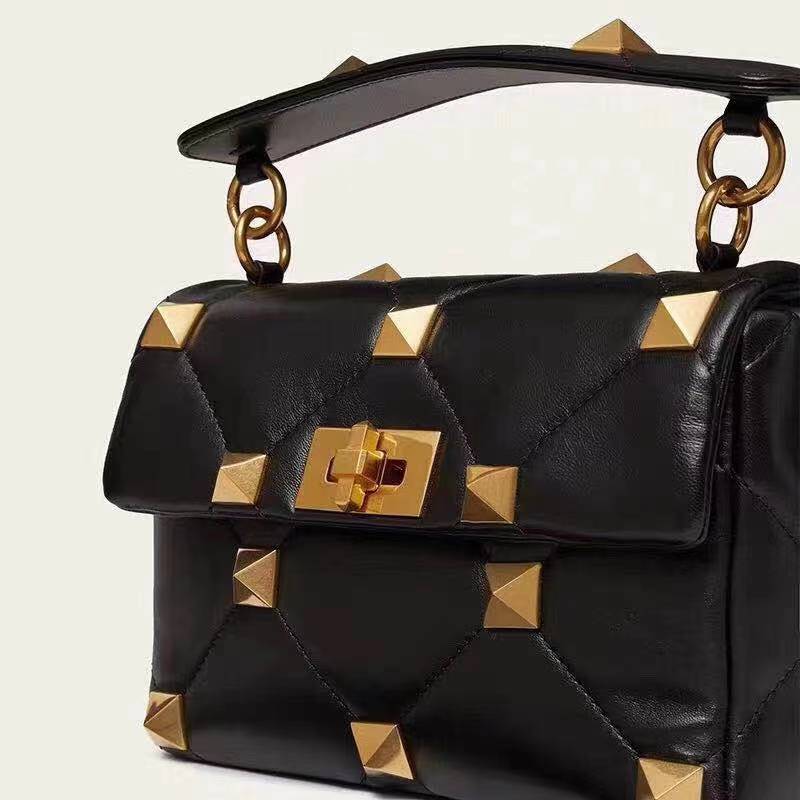 Luxurys Designers Bags designer bag Crossbody Bag Handbags Plain Lock Chains fashion Rivet flap BagsSoft Black Red Nude Green colors small
Luxurys Designers Bags designer bag Crossbody Bag Handbags Plain Lock Chains fashion Rivet flap BagsSoft Black Red Nude Green colors small
