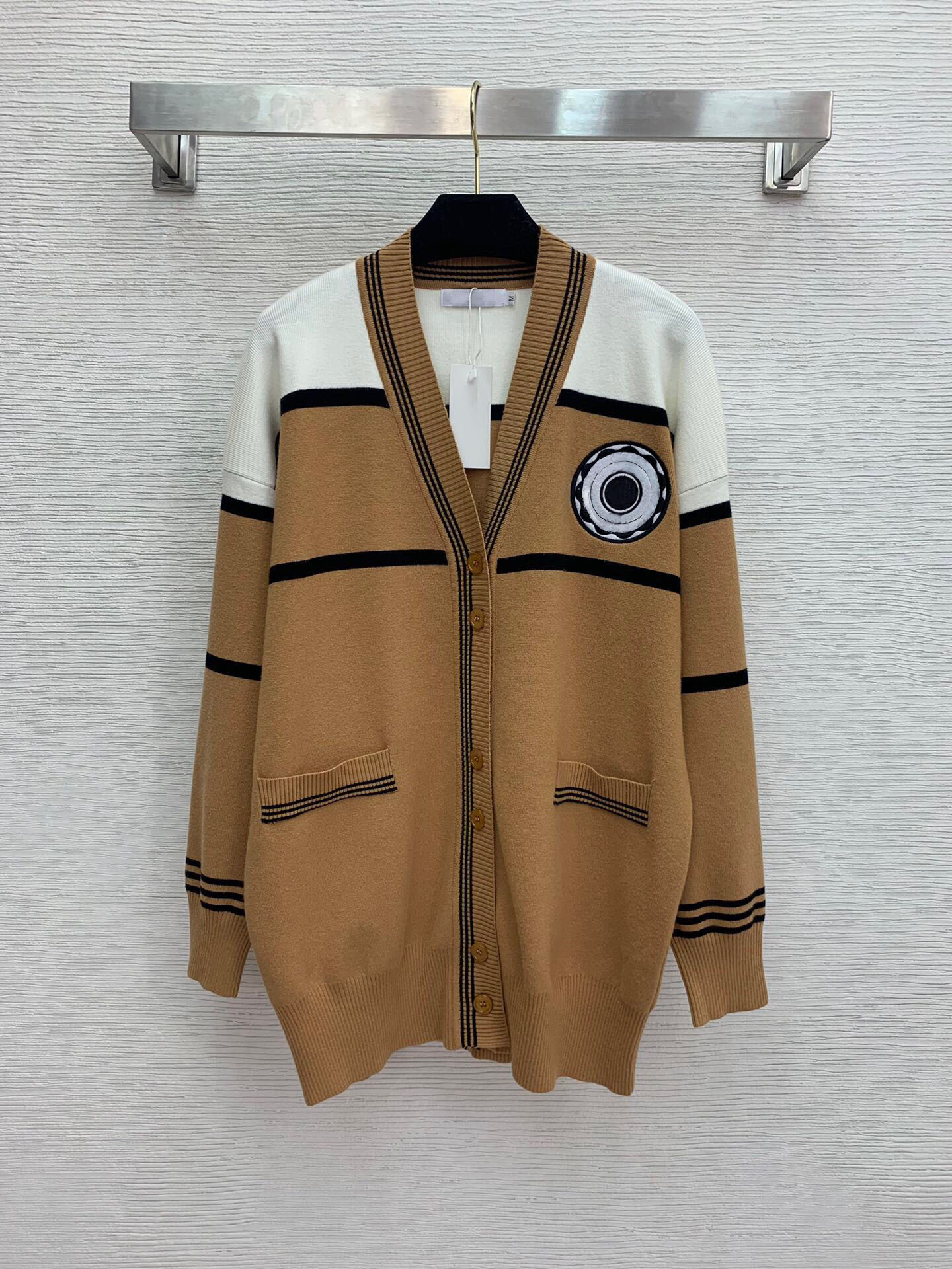 2020 new contrast stripe stitching letter embroidery badge single breasted V-neck knitted cardigan coat, Coffee
2020 new contrast stripe stitching letter embroidery badge single breasted V-neck knitted cardigan coat, Coffee