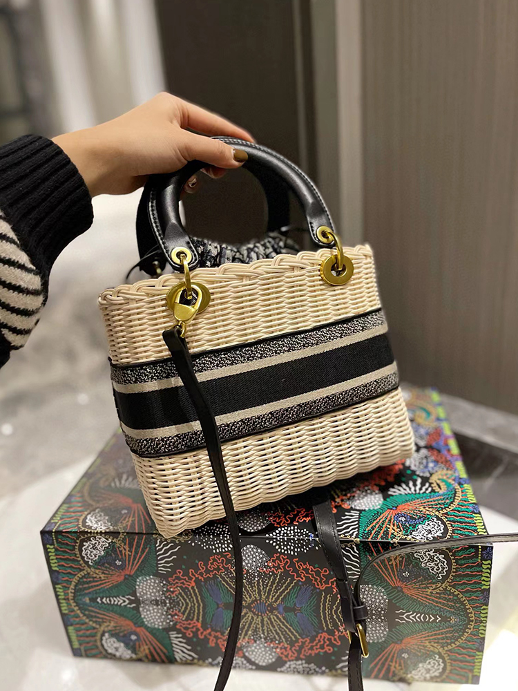 Women Designer Handbags Straw Weave 24cm Top Quality Shopping Bag Embroidery 2022 New Handbag Fashion Shouler Crossbody Purses 3 Color, Box(not sold separetely)
Women Designer Handbags Straw Weave 24cm Top Quality Shopping Bag Embroidery 2022 New Handbag Fashion Shouler Crossbody Purses 3 Color, Box(not sold separetely)