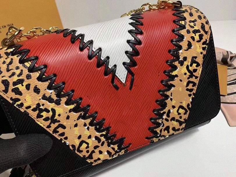 Designers Crossbody Bags Letter Hasp Contrast Color Handbags Stylish Twist epi And Twisty Chain Bags MultiColors Pleated Handle bag fashion H2za#
Designers Crossbody Bags Letter Hasp Contrast Color Handbags Stylish Twist epi And Twisty Chain Bags MultiColors Pleated Handle bag fashion H2za#