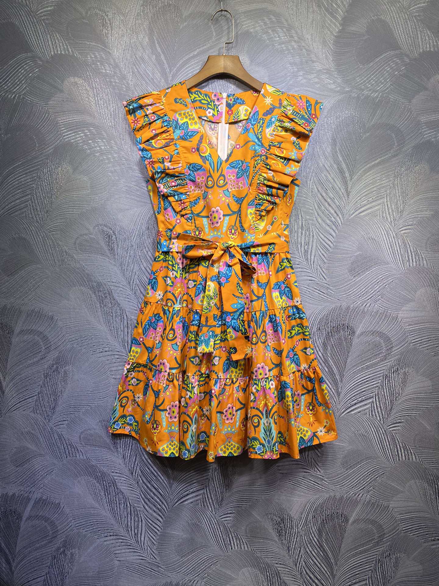 The new European and American women's dress of early spring 2021, V-neck, belt, knot and waist, printed A-line sleeveless skirt, Black;gray
The new European and American women's dress of early spring 2021, V-neck, belt, knot and waist, printed A-line sleeveless skirt, Black;gray