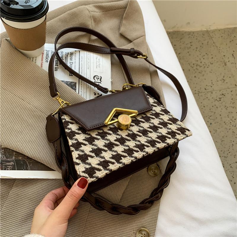 2021 qianniaoge bag single shoulder crossbar fashion net red lady's small square bag, Brown.
2021 qianniaoge bag single shoulder crossbar fashion net red lady's small square bag, Brown.