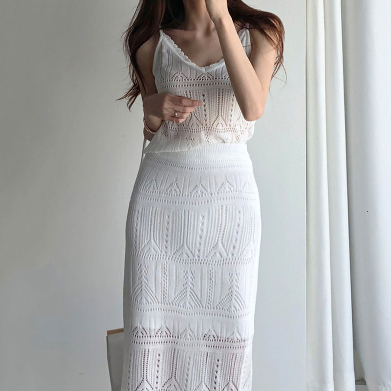 2021 New Female Vintage Two Sets of Solid Parts Low-necked V-lace Hollow Sharpening Outward Suspend Waist Mesh Mid-long Skirt Spring TMHI, White
2021 New Female Vintage Two Sets of Solid Parts Low-necked V-lace Hollow Sharpening Outward Suspend Waist Mesh Mid-long Skirt Spring TMHI, White