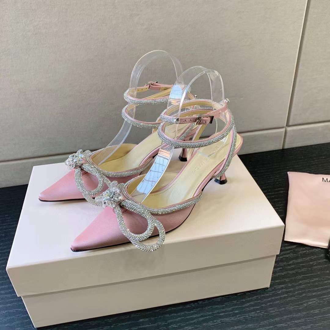 Designer Heels leather sole Classic Sandals pink diamond chain decoration banquet Red Bottoms Slides women Evening shoes sandal silk face sexy formal slippers
Designer Heels leather sole Classic Sandals pink diamond chain decoration banquet Red Bottoms Slides women Evening shoes sandal silk face sexy formal slippers