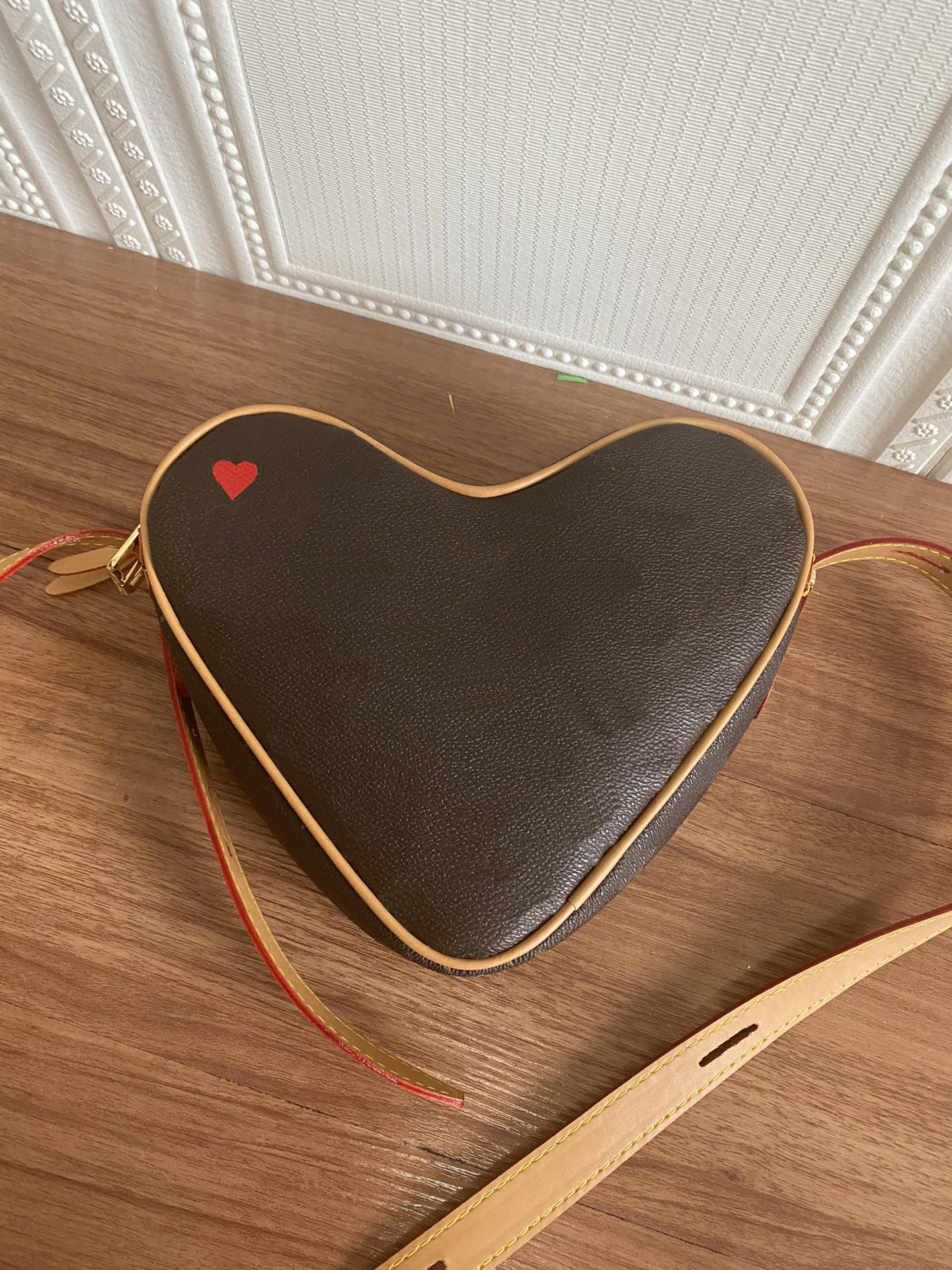 M57456 Game on Coeur Nicolas Ghesquiere red heart pattern printing canvas lady adjustable leather strap handbag shoulder bag cross-body bags
M57456 Game on Coeur Nicolas Ghesquiere red heart pattern printing canvas lady adjustable leather strap handbag shoulder bag cross-body bags