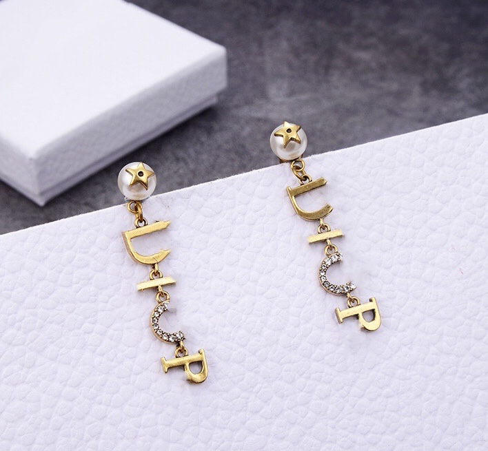 luxury Designer Jewelry Fashion Earrings women pearl studs with star letter Brass material Letter stamps double chains charm for girl, Golden
luxury Designer Jewelry Fashion Earrings women pearl studs with star letter Brass material Letter stamps double chains charm for girl, Golden