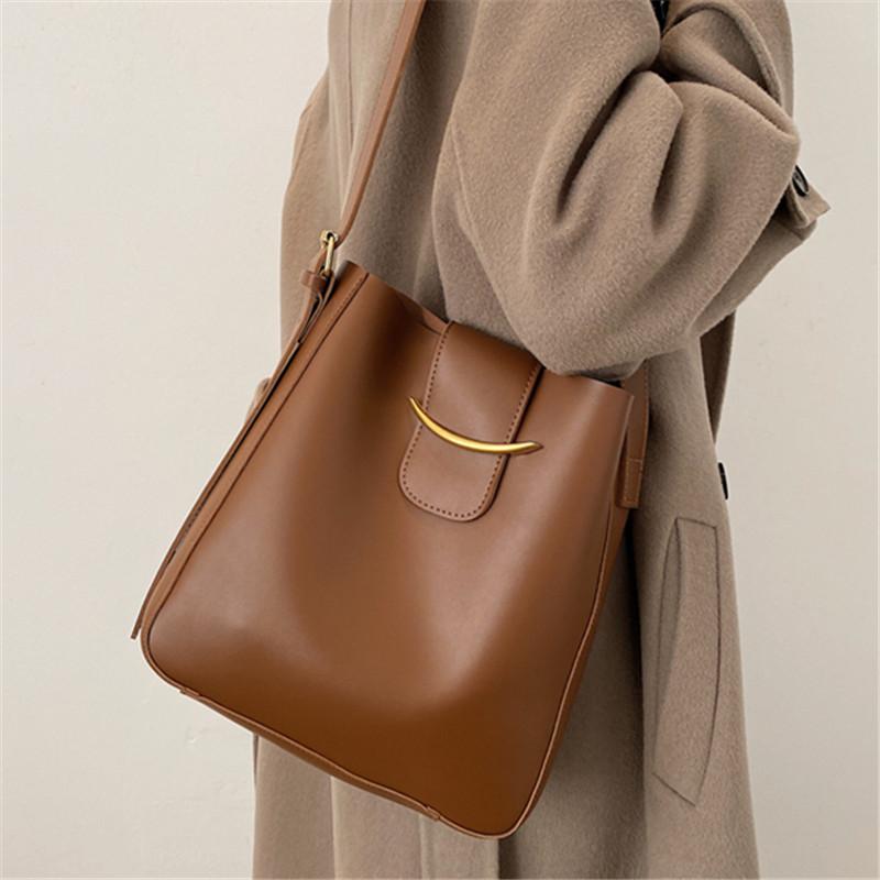 Female Pure Color PU Leather Large Capacity Shoulder Bags Trendy Casual Tote Handbags for Women Retro Elegant Messenger Bag Sac, Black
Female Pure Color PU Leather Large Capacity Shoulder Bags Trendy Casual Tote Handbags for Women Retro Elegant Messenger Bag Sac, Black