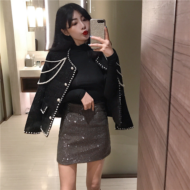 2021 New Vintage Feminino Single-breasted Curto Feminina Outono Nova Tweed Jaqueta Elegante Corrente Prola Decorao Casaco QZGZ H85F, Black
2021 New Vintage Feminino Single-breasted Curto Feminina Outono Nova Tweed Jaqueta Elegante Corrente Prola Decorao Casaco QZGZ H85F, Black