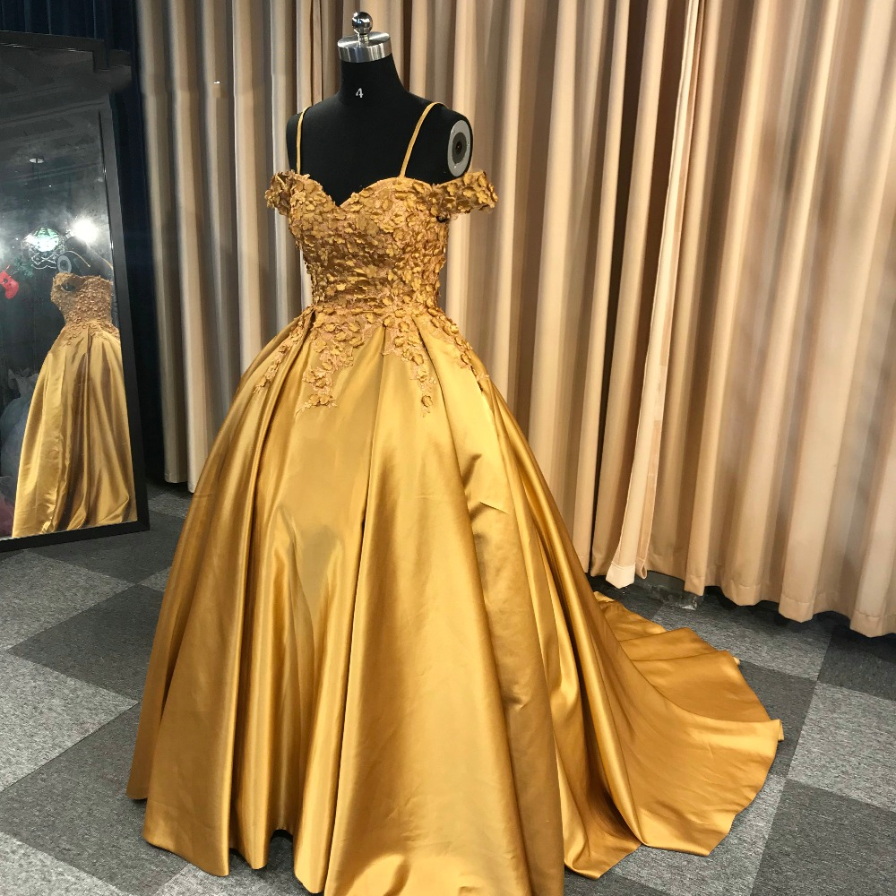 Vintage Gold Ball Gown Prom Dresses Court Train 3D Flowers Floral Lace Appliques Formal Evening Gowns Spaghetti Quinceanera Dress New 2021