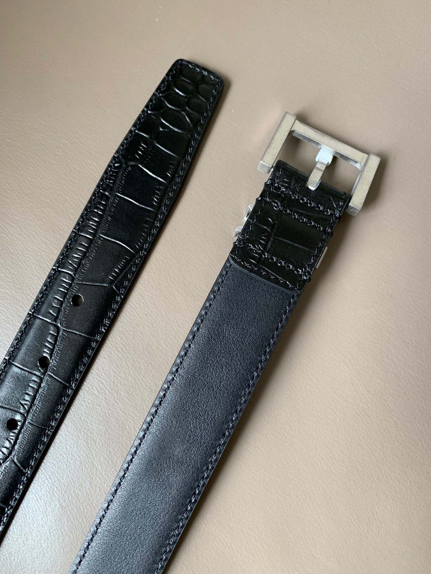 Classic best quality black genuine leather with pin buckle women belt with box men designers belts men belts designer belts 405, Black;brown
Classic best quality black genuine leather with pin buckle women belt with box men designers belts men belts designer belts 405, Black;brown