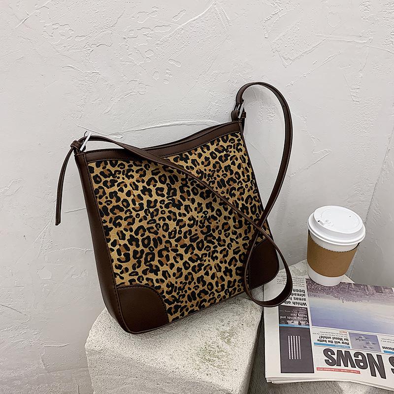 Hong Kong style popular small bag women 2021 new fashion network red versatile design one Shoulder Messenger Bag, Brown leopard print
Hong Kong style popular small bag women 2021 new fashion network red versatile design one Shoulder Messenger Bag, Brown leopard print
