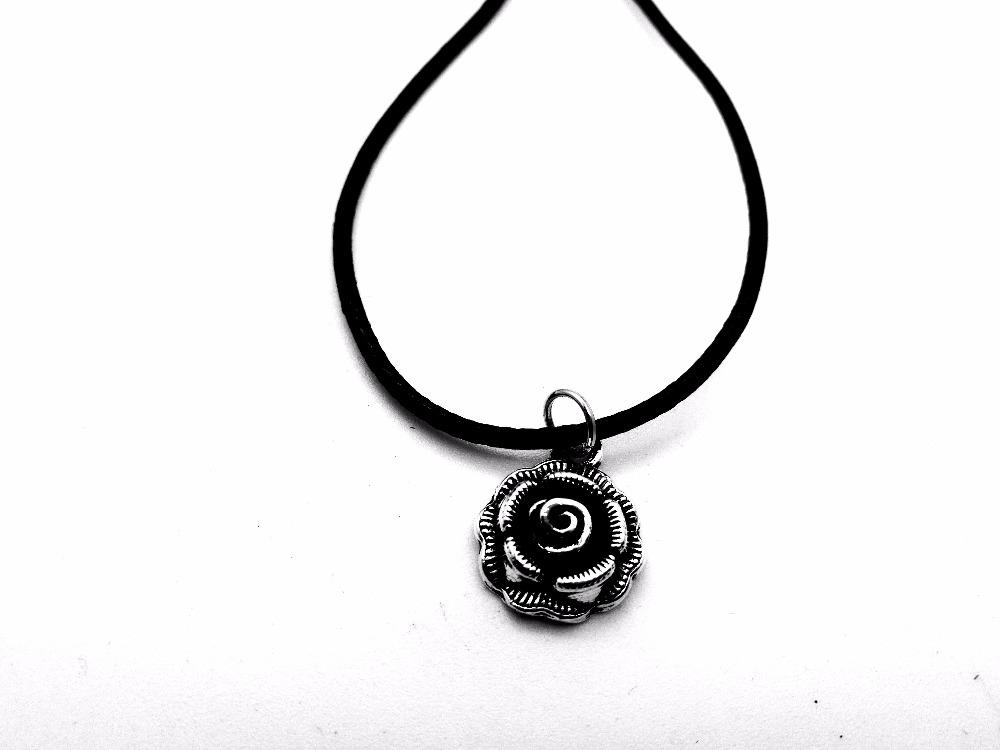 Simple Black Rose Flower Petals Necklace Pendant Sunflower Leather Rope Necklaces for Party
Simple Black Rose Flower Petals Necklace Pendant Sunflower Leather Rope Necklaces for Party